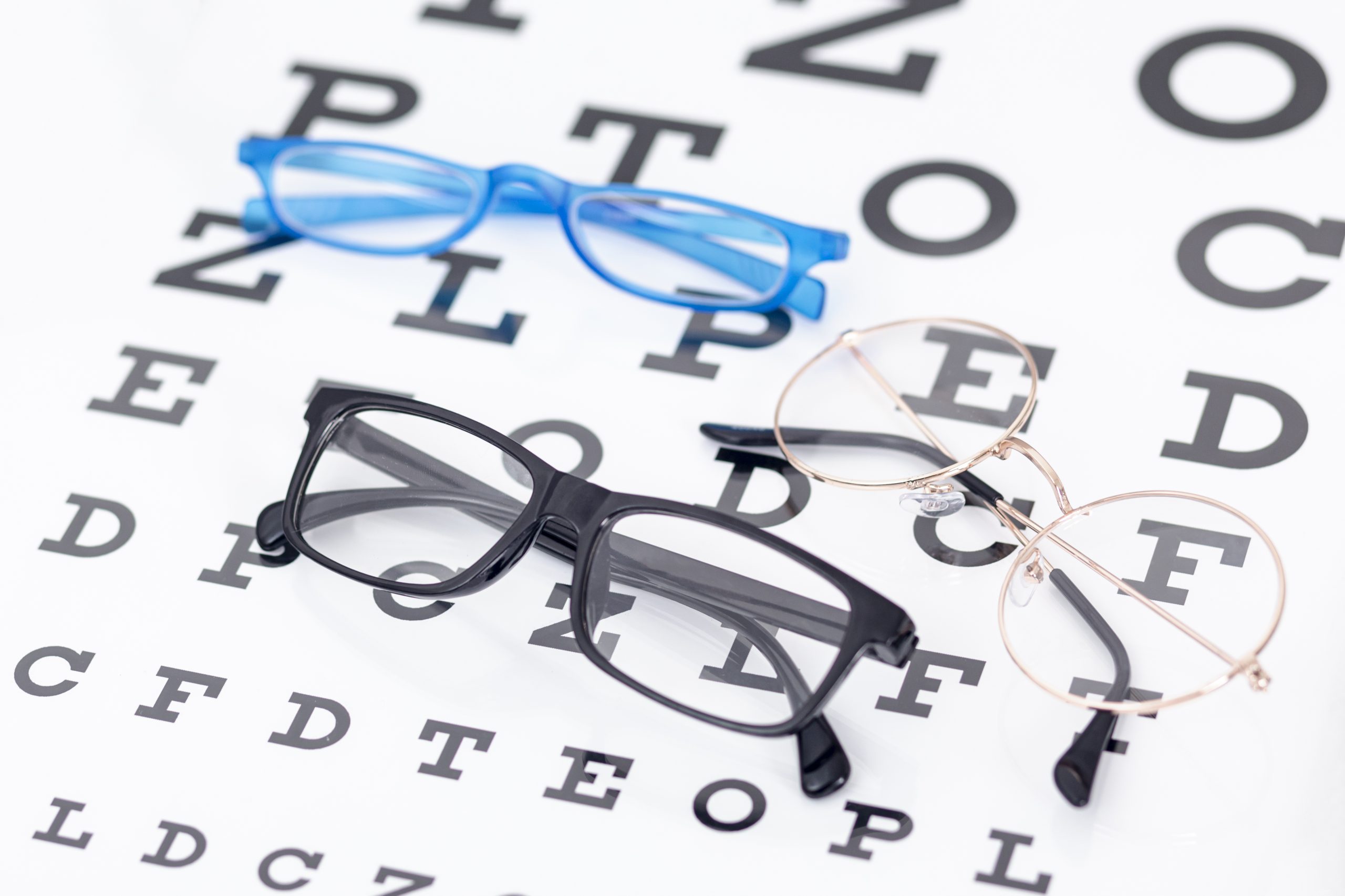 Mastering the First Impression: Your intriguing post title goes here Angle Eleve De Deux Paires De Lunettes Avec Des Lettres Scaled